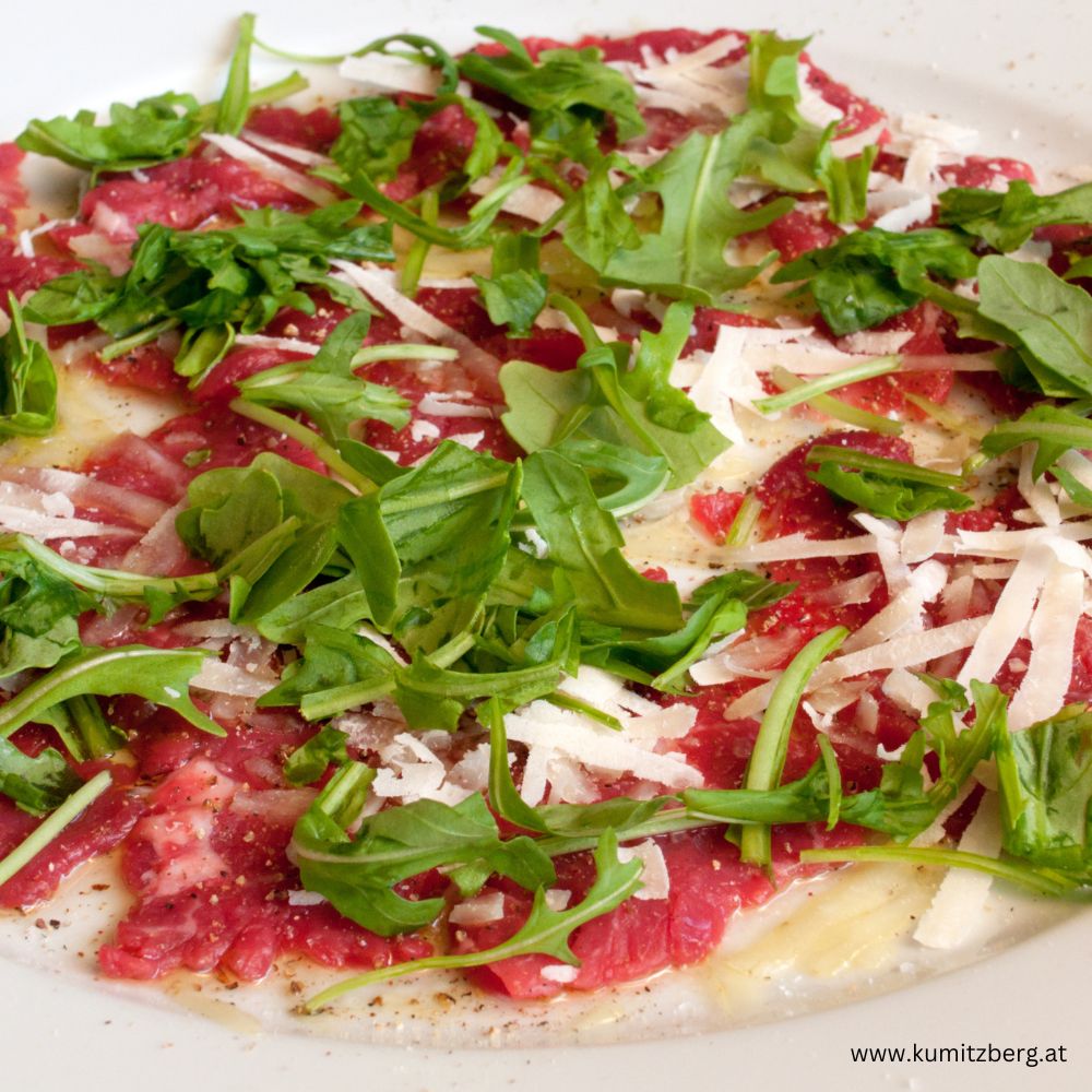 Hirsch-Carpaccio mit Rucola, Parmesan und Feigensenf-Vinaigrette - kumitzbervg.com