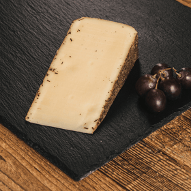 Heumilch Kräuterkäse – 300 g | Schnittkäse mit Kräutermantel | Aus thermisierter Heumilch g.t.S. | 50 % F.i.T. - kumitzbervg.com
