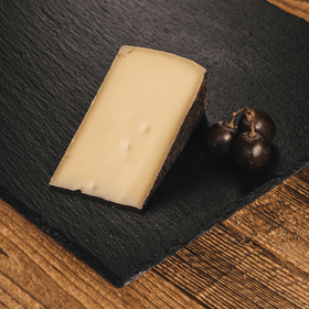 Weinkäse – 200 g | Österreichischer Schnittkäse mit Rotweinrinde | 50 % Fett i.Tr. - kumitzbervg.com